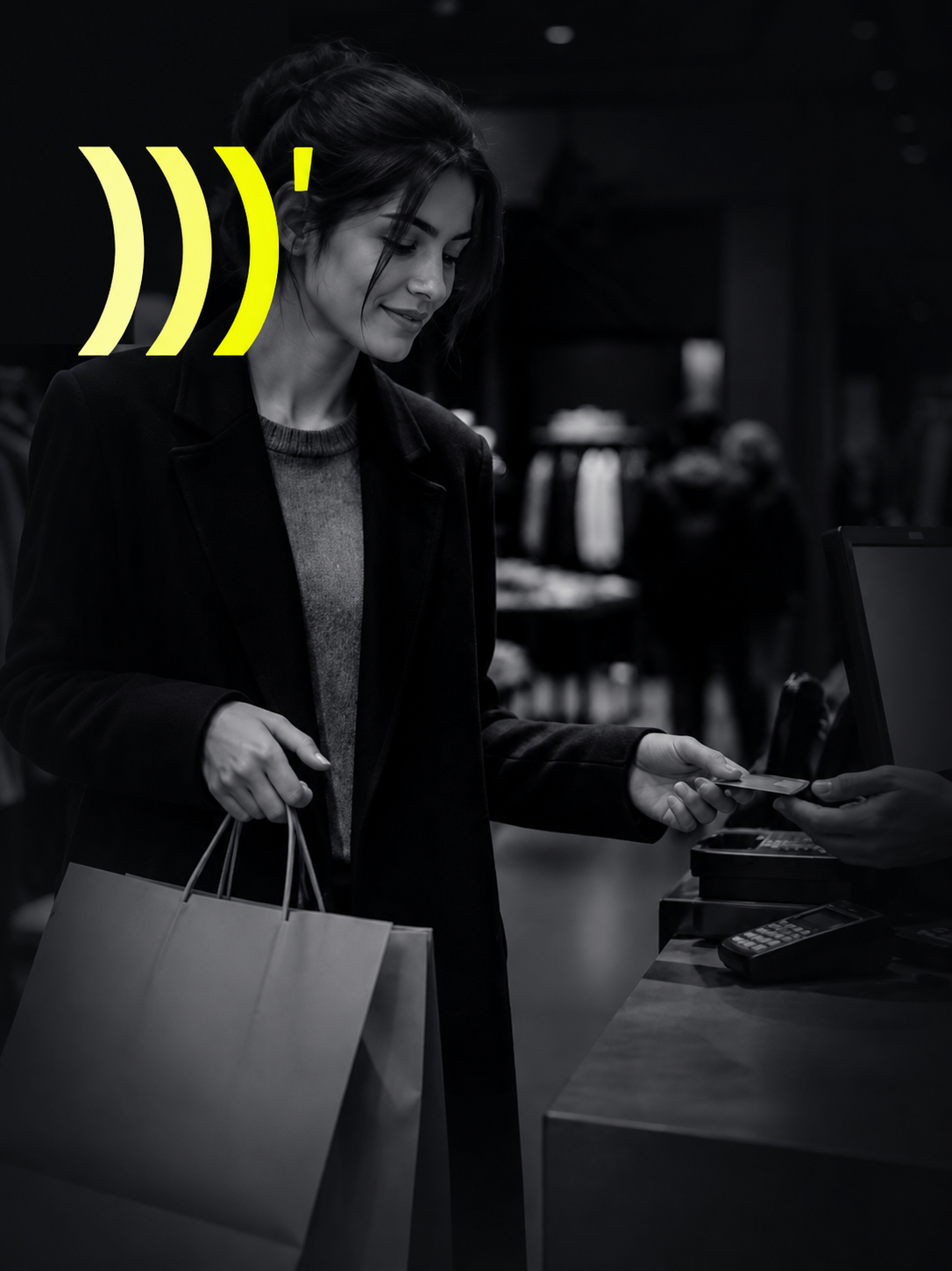 Mulher finalizando uma compra no caixa de uma loja de shopping, foto editorial em preto e branco
